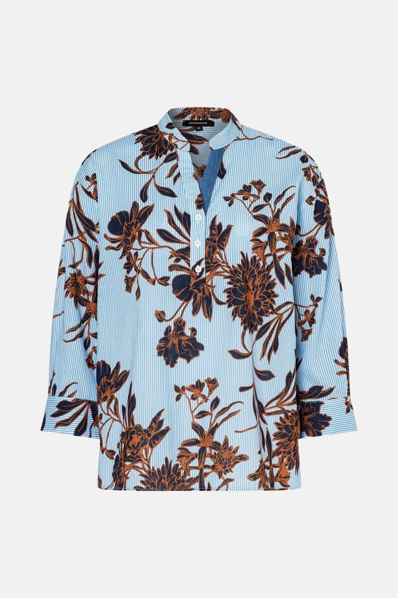 Blauwe blouse met strepen en bloemenprint van MORE & MORE, met knoopsluiting en mao-kraag.
