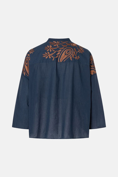 Blouse met 3/4 mouwen in het blauw van MORE & MORE, met decoratieve borduursels op de rug en schouders.