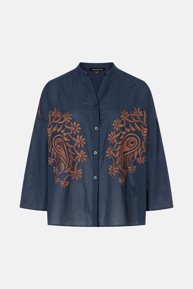 Marineblauwe blouse van MORE & MORE, driekwartmouwen met bronzen paisley-borduurwerk.