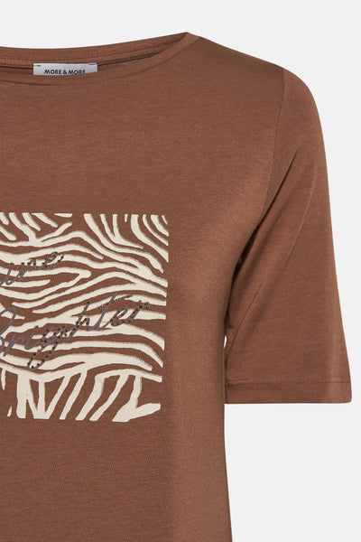 Bruin T-shirt met korte mouwen van MORE & MORE met zebraprint en decoratieve letters.