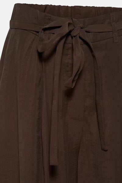 Bruine broek van MORE & MORE, met een strikceintuur en een licht glanzende textuur.