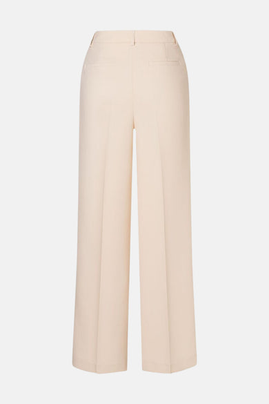 Pantalon écru par MORE & MORE, coupe ample, avec poches arrières et passants de ceinture.