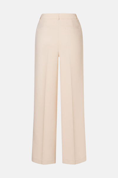 Pantalon écru par MORE & MORE, coupe ample, avec poches arrières et passants de ceinture.