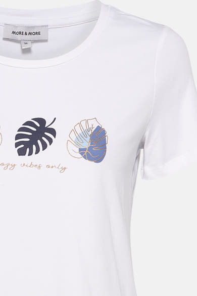 Wit T-shirt met korte mouwen van MORE & MORE met grafisch bladerpatroon en de tekst "cozy vibes only".
