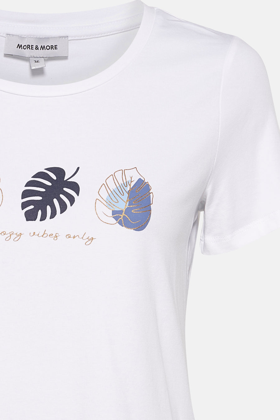 Wit T-shirt met korte mouwen van MORE & MORE met grafisch bladerpatroon en de tekst "cozy vibes only".