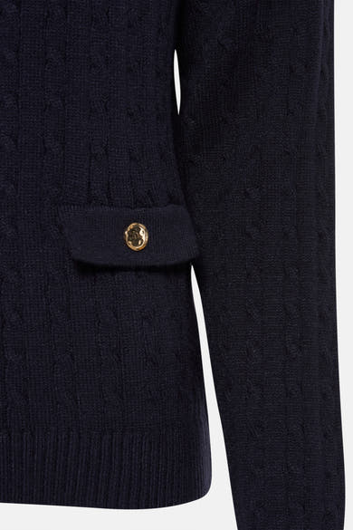 Pull bleu à col rond de MORE & MORE avec motif torsadé et poche boutonnée dorée.
