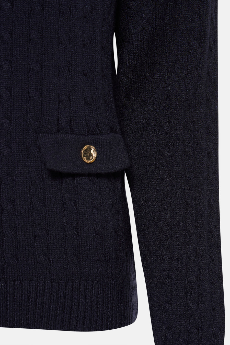 Pull bleu à col rond de MORE & MORE avec motif torsadé et poche boutonnée dorée.