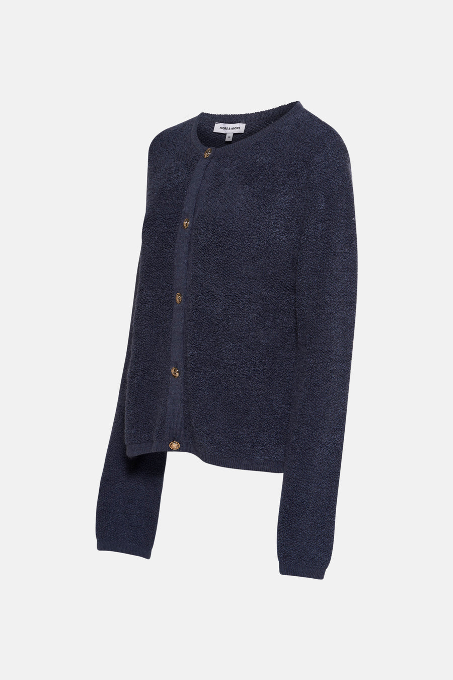 Blauwe cardigan van MORE & MORE met textuursteek, met gouden knopen op een neutrale achtergrond.