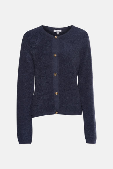 Blauwe gebreide cardigan van MORE & MORE met gouden knoopsluiting op een effen achtergrond.