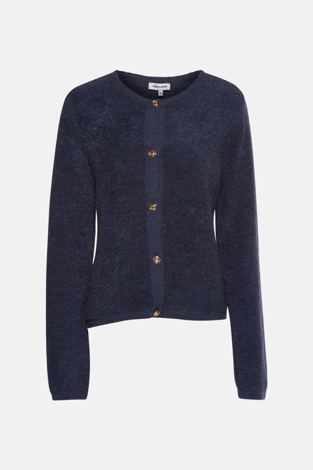 Blauwe gebreide cardigan van MORE & MORE met gouden knoopsluiting op een effen achtergrond.