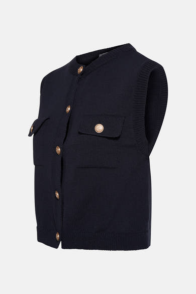 Marineblauwe tanktop van MORE & MORE, in ribgebreide stof met opgestikte zakken met gouden knopen.