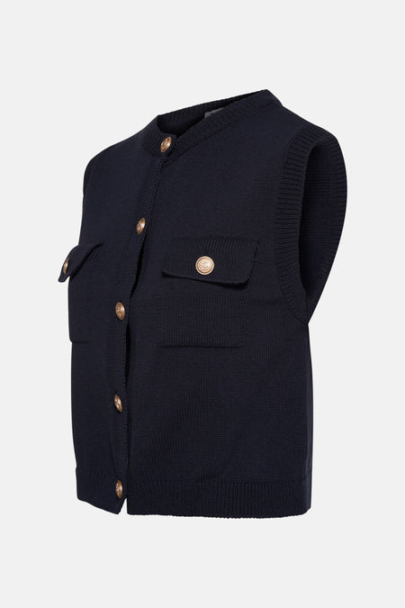 Marineblauwe tanktop van MORE & MORE, in ribgebreide stof met opgestikte zakken met gouden knopen.