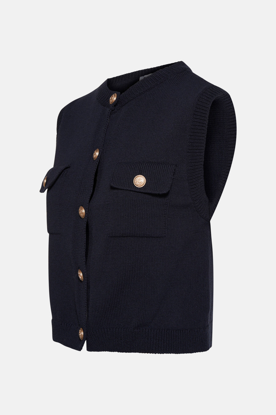 Marineblauwe tanktop van MORE & MORE, in ribgebreide stof met opgestikte zakken met gouden knopen.