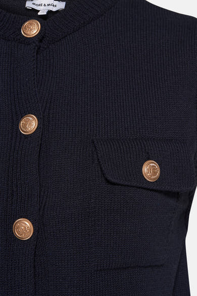 Marineblauwe tanktop van MORE & MORE met borstzak versierd met een gouden sierknop.