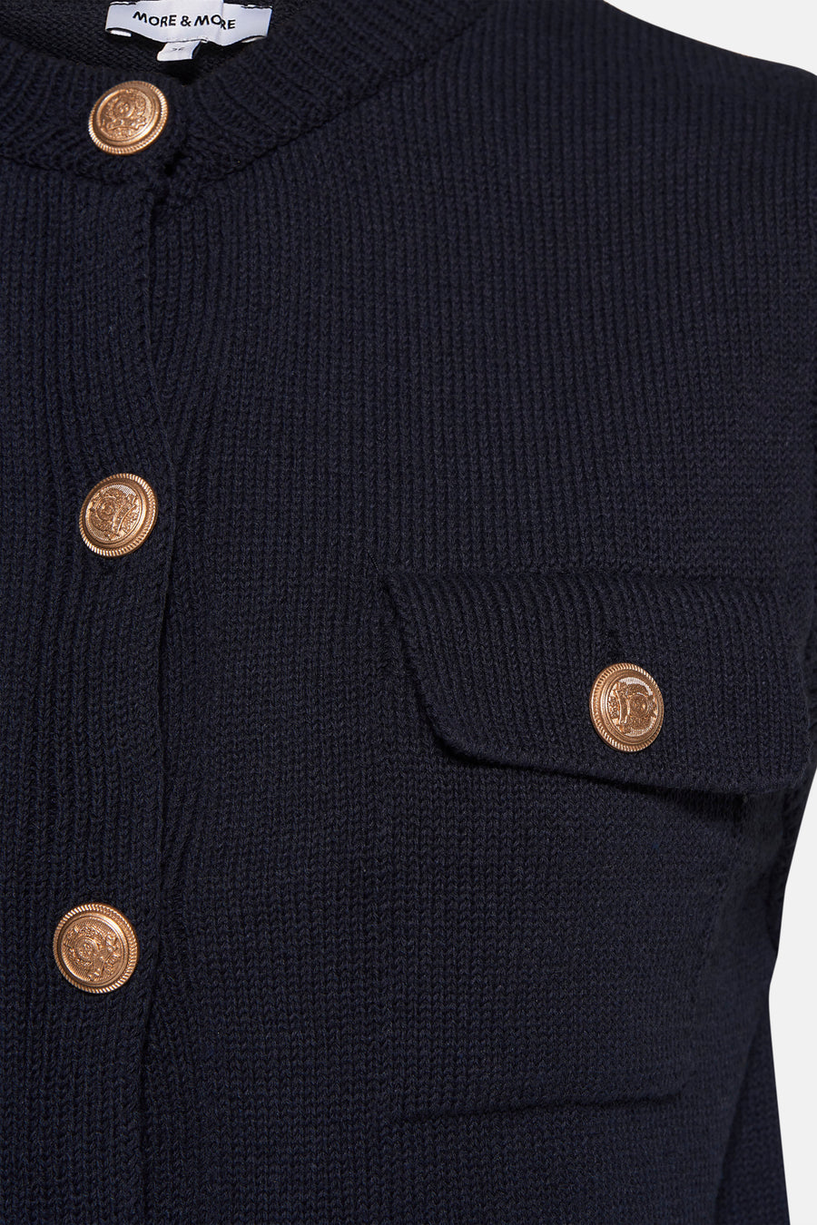 Marineblauwe tanktop van MORE & MORE met borstzak versierd met een gouden sierknop.