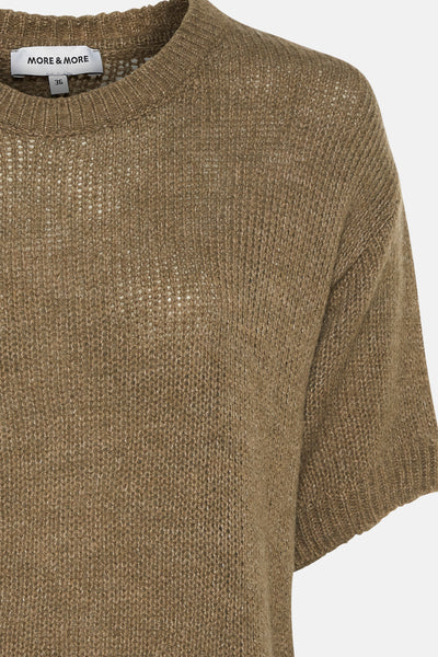 Kaki pull met ronde hals van MORE & MORE met een getextureerd ajourbreisel en korte mouwen.