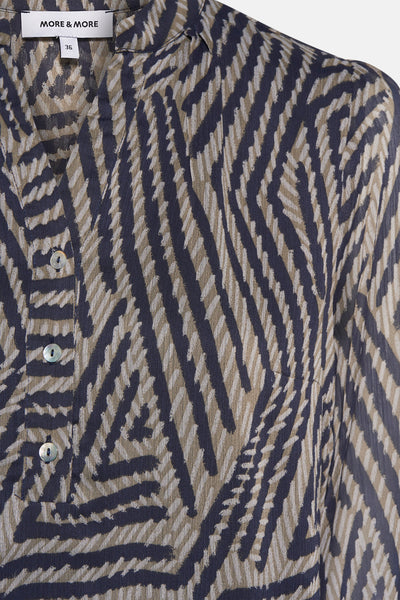 Multikleurige blouse met lange mouwen van MORE & MORE, met geometrisch patroon en parelmoeren knoopsluiting.