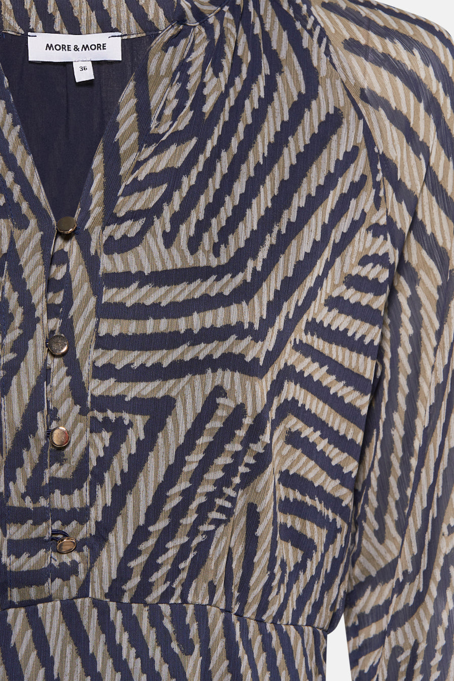 Multikleurenjurk met lange mouwen van MORE & MORE, geometrische print met knopen aan de voorkant.