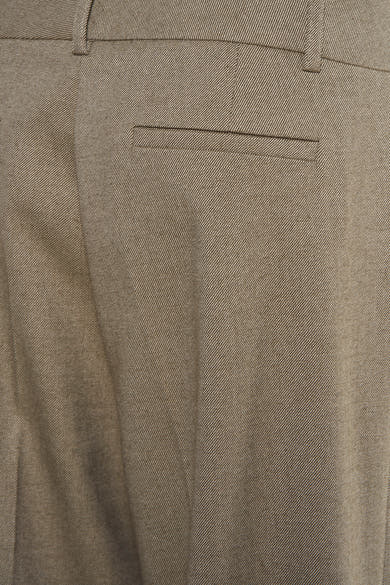 7/8 chino broek groen van MORE & MORE, paspelzakdetail achter en riemlussen.