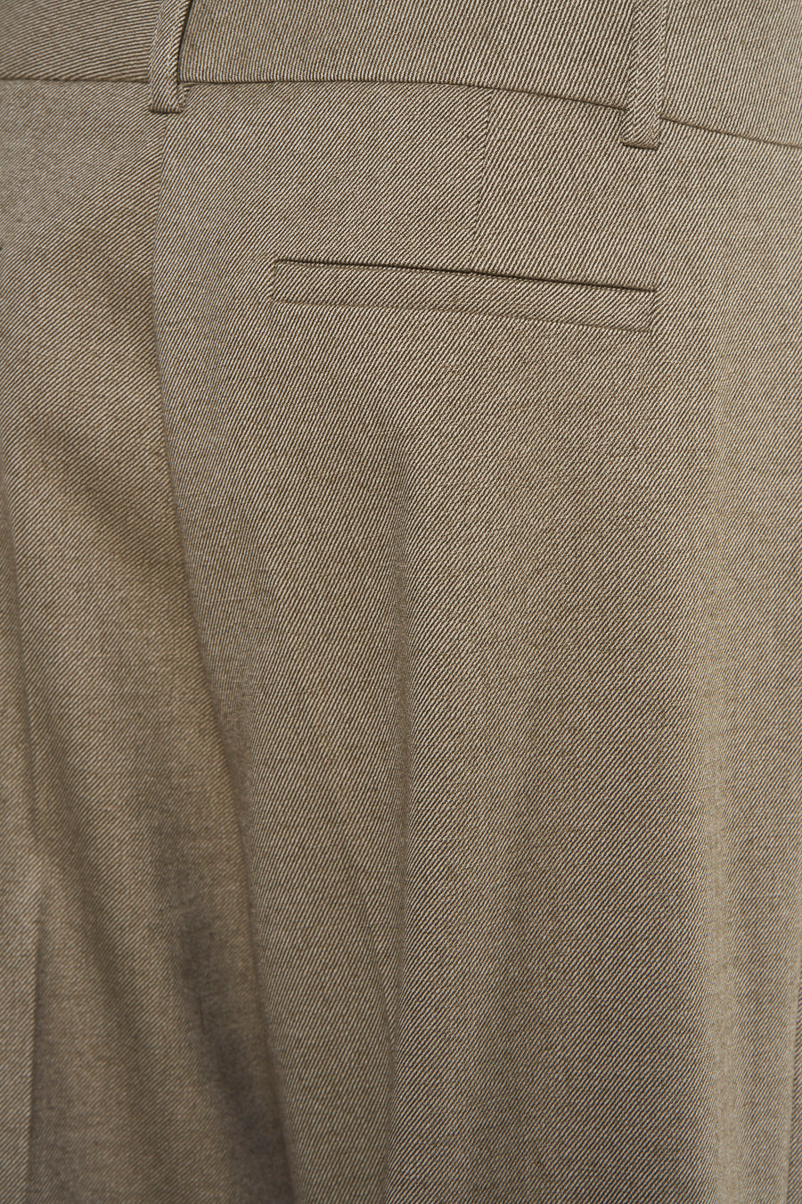 7/8 chino broek groen van MORE & MORE, paspelzakdetail achter en riemlussen.