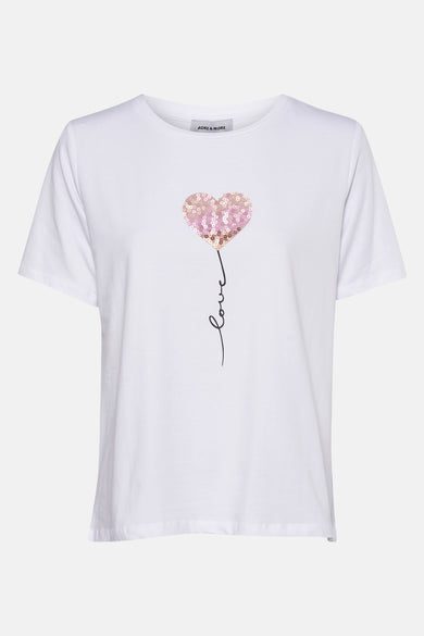 Wit T-shirt met korte mouwen van More & More, versierd met een paillettenhart en een kalligrafisch "love"-motief.