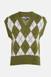 Groen gebreid hemdje van MORE & MORE, wit ruitpatroon en zwarte details, close-up.