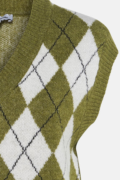 Débardeur en tricot vert de MORE & MORE, motif losanges blancs et détails noirs, en gros plan.