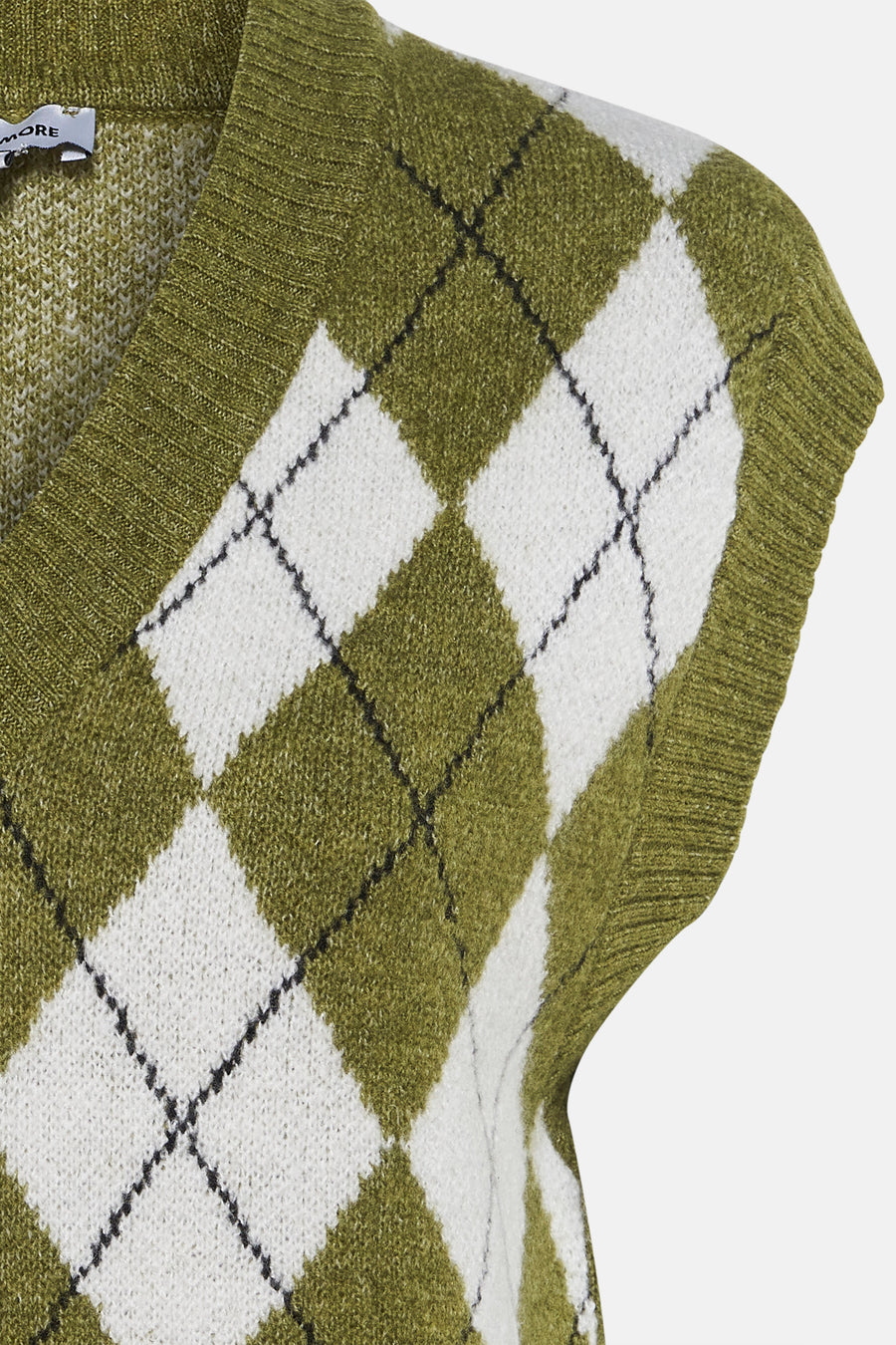 Débardeur en tricot vert de MORE & MORE, motif losanges blancs et détails noirs, en gros plan.