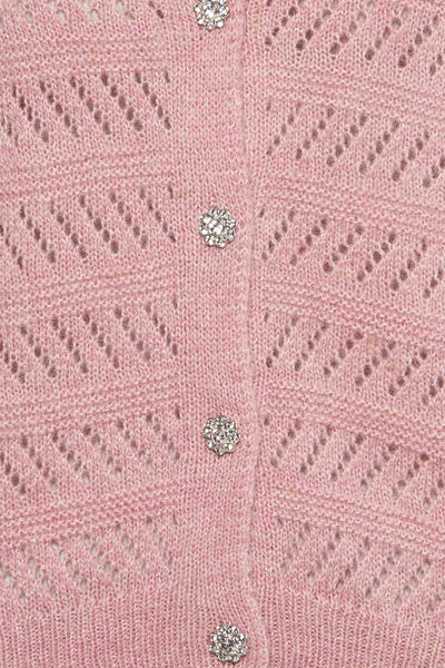 Cardigan rose en maille ajourée de MORE & MORE, avec une rangée de boutons décoratifs floraux.