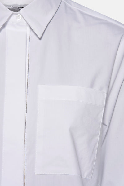 Chemise blanche à manches longues de MORE & MORE, avec poche de poitrine et détail de chaînette décorative.