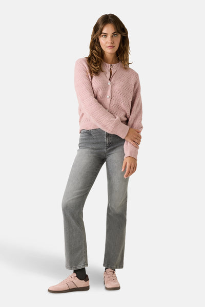 T-shirt à manches longues rose de MORE & MORE, porté avec un cardigan en maille ajourée et un jean gris.