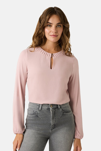 T-shirt à manches longues rose de MORE & MORE, avec une encolure plissée et un détail goutte d'eau.
