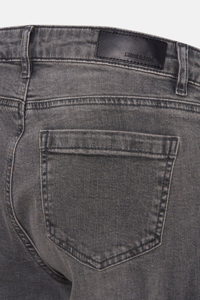 Jean droit gris moyen de MORE & MORE, avec poche arrière simple et étiquette de marque en cuir.