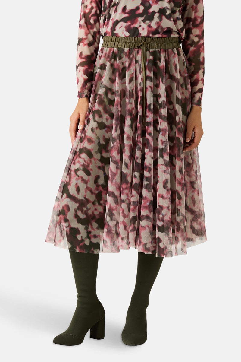 Lange meerkleurige rok van MORE & MORE, camouflageprint met strikceintuur en donkergroene enkellaarsjes.