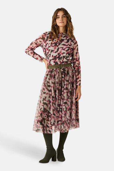 Jupe longue multicolore de MORE & MORE, imprimé camouflage avec ceinture à nouer et bottines vert foncé.
