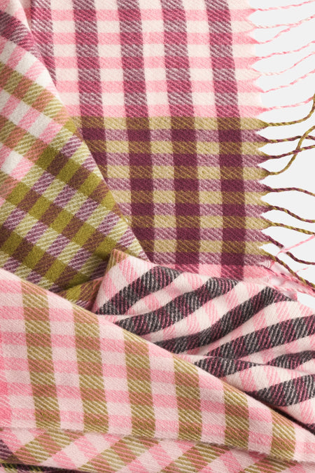 Multikleurige sjaal van MORE & MORE, geruit in roze, groen en pruimtinten, met franjes.