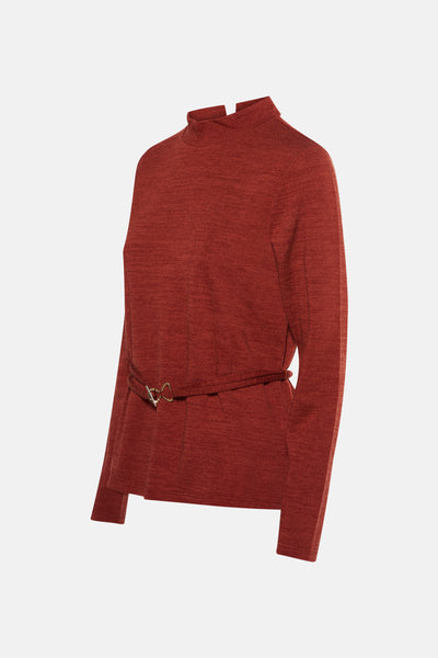 Lange T-shirt in baksteenkleur van MORE & MORE, met opstaande kraag en dunne ceintuur in de taille.