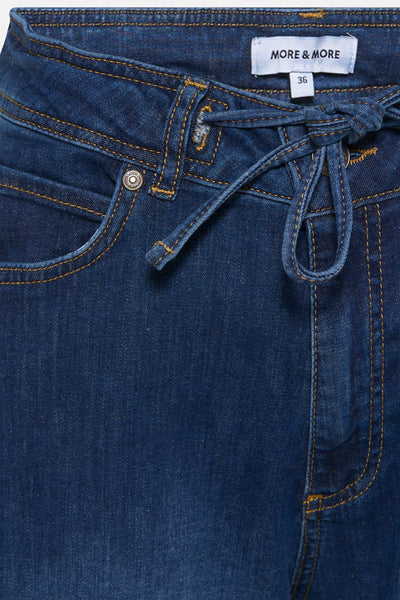Jean droit en denim bleu foncé de MORE & MORE, avec une taille à nouer et des coutures contrastées.
