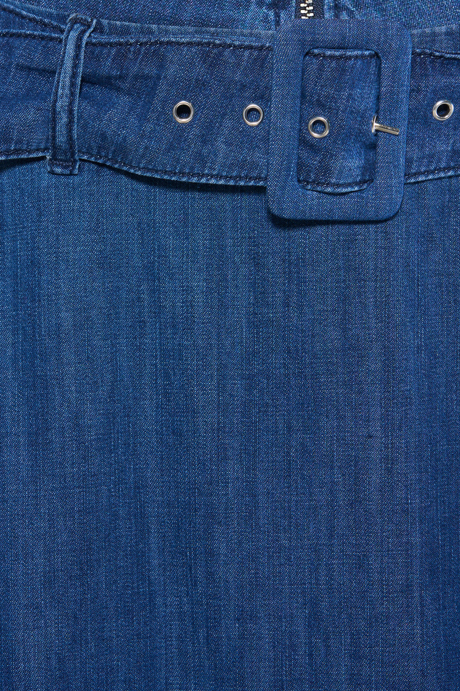 Lange spijkerrok in middinblauw van MORE & MORE, met gespceintuur en metalen oogjes.