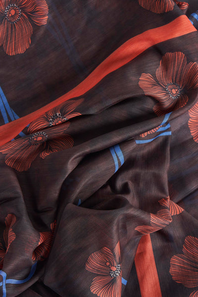 Foulard brun à motifs floraux rouges de More & More, avec rayures bleues et texture plissée.
