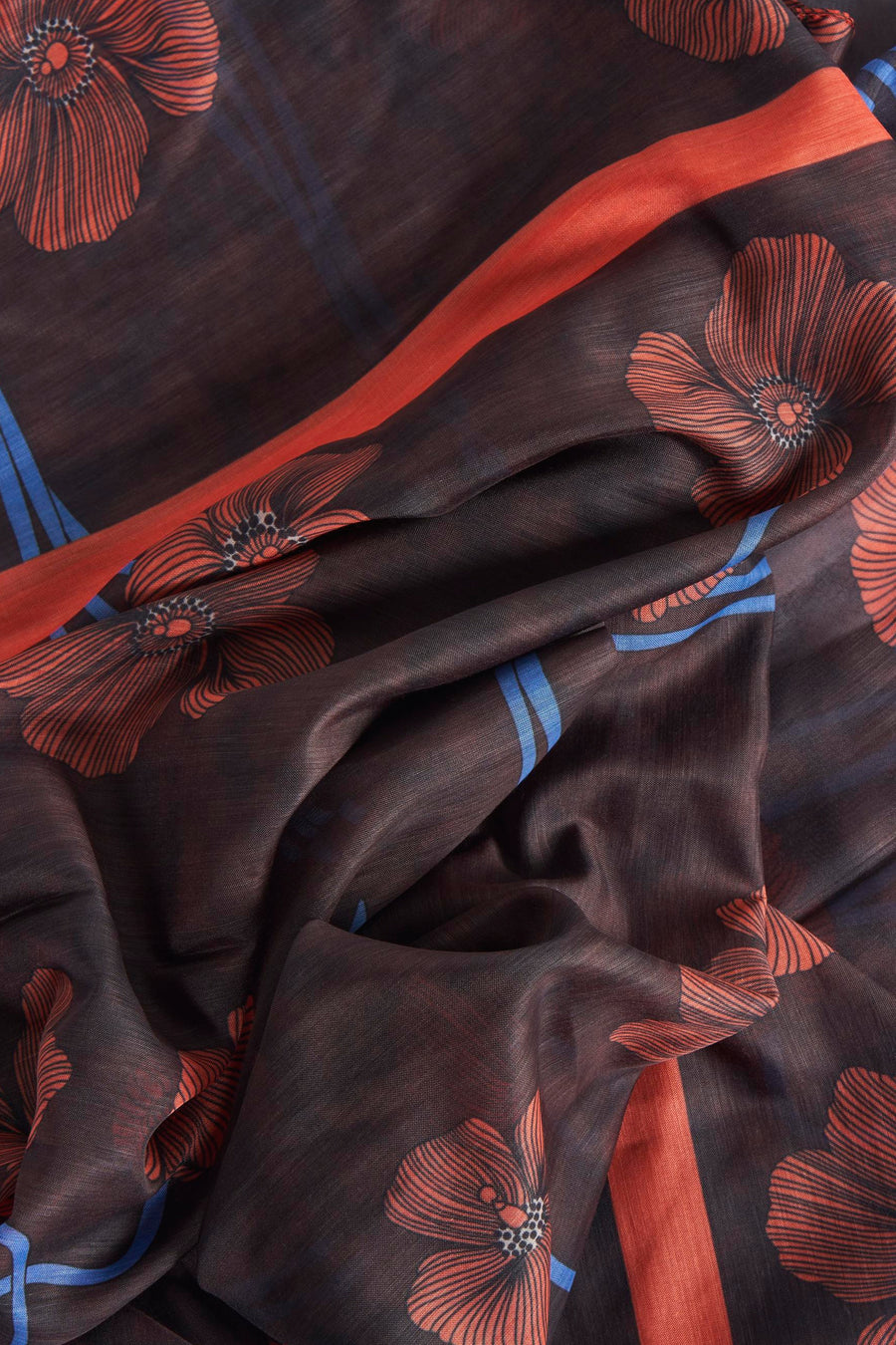 Foulard brun à motifs floraux rouges de More & More, avec rayures bleues et texture plissée.

