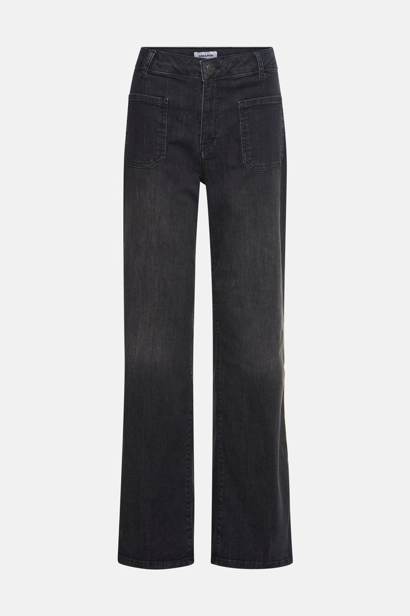 Jean droit en denim gris foncé de More & More, avec poches plaquées sur le devant.