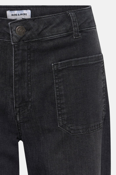 Jean droit en denim gris foncé de MORE & MORE, avec poche plaquée sur le devant.