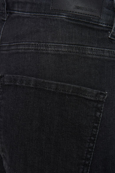 Jean droit en denim gris foncé de MORE & MORE, avec poche arrière et coutures apparentes.