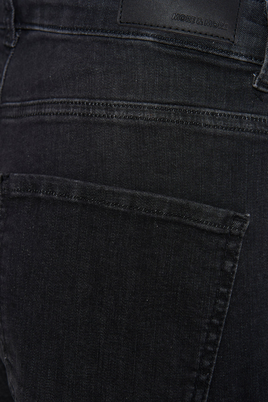 Jean droit en denim gris foncé de MORE & MORE, avec poche arrière et coutures apparentes.