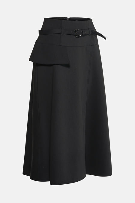 Jupe noire 3/4 de MORE & MORE, avec ceinture à boucle et détail asymétrique sur le côté.
