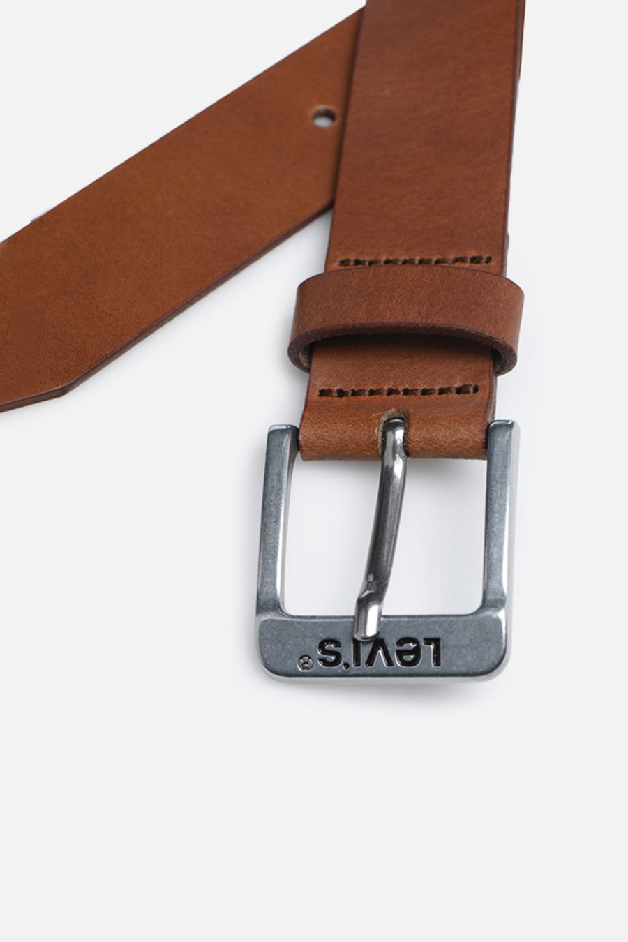 Bruine leren riem van Levi's, met zilverkleurige metalen gesp en zichtbare stiksels.