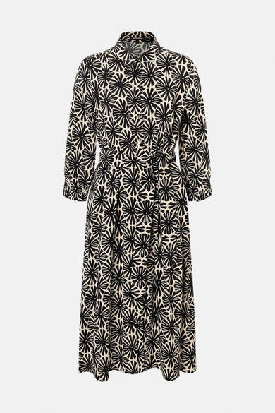 Zwarte jurk met print van MORE & MORE, met bloemenpatroon over het hele kledingstuk, achterzijde.