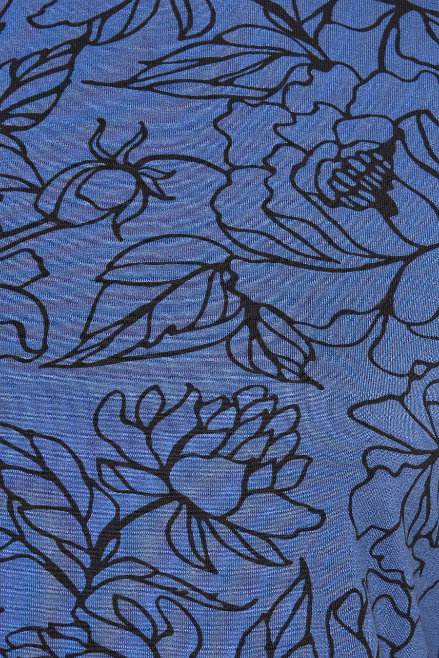 Blauwe T-shirt met lange mouwen van MORE & MORE, met een gestileerd zwart bloemenpatroon.