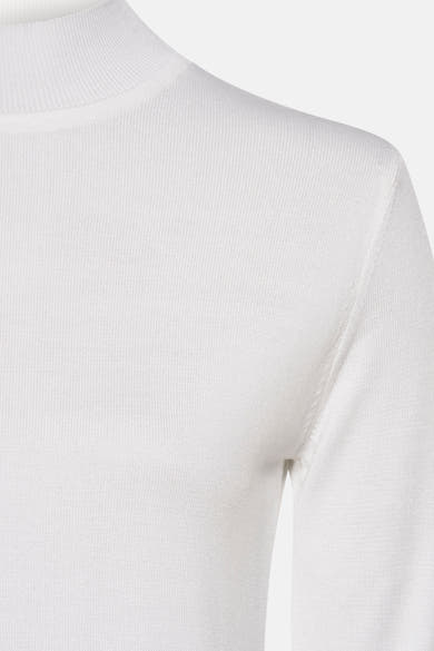 Pull blanc en tricot de MORE & MORE avec col montant et manches longues.